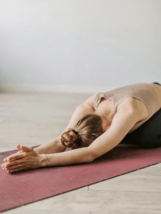 Frau auf Yogamatte