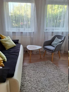 Heller Coachingraum mit Sofa, Sessel und Couchtisch bei Gut Neuhof
